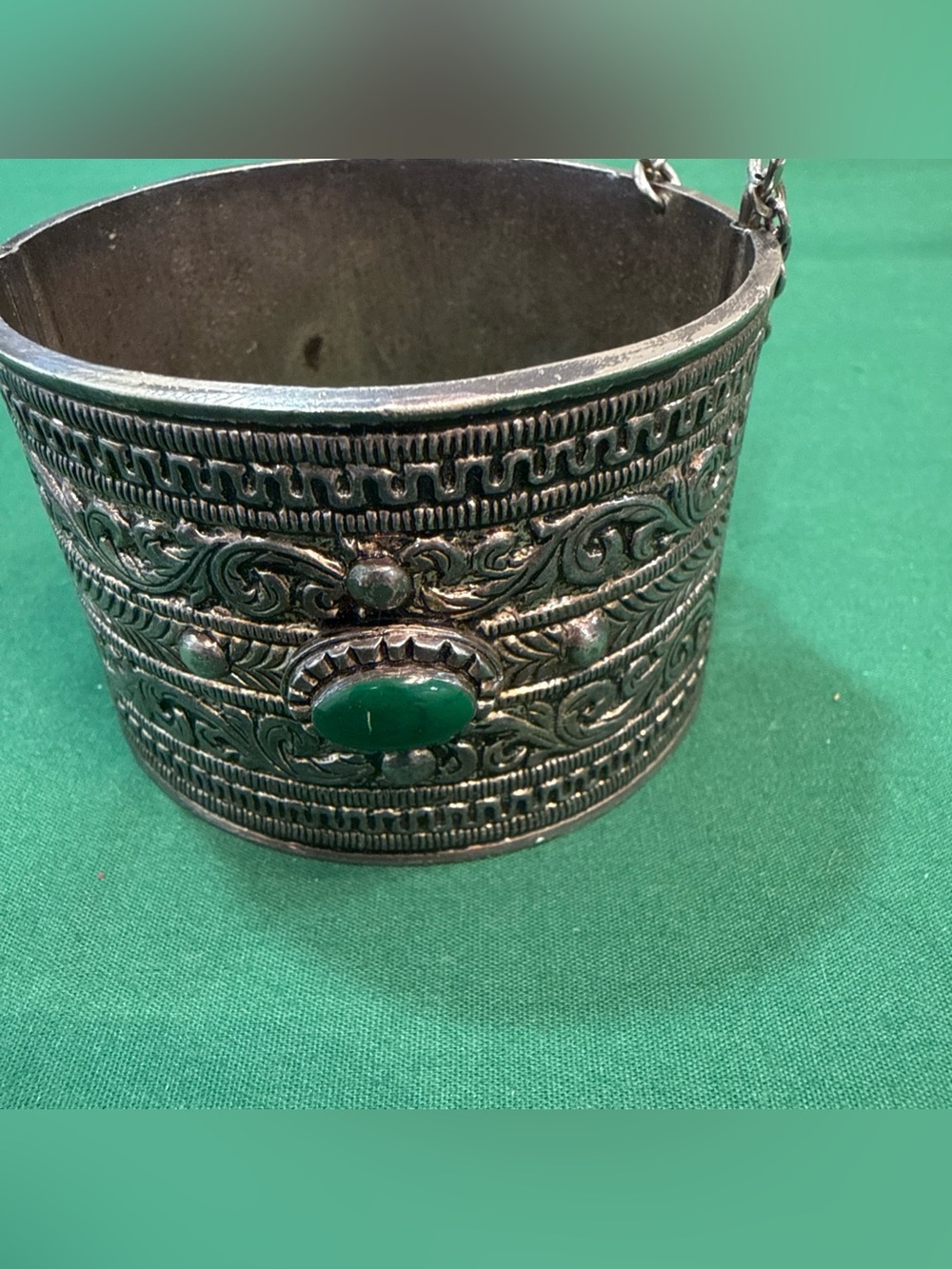 VTG Oriental SilverTone Hinged Bangle Bracelet W/Dark Green Stone Accent 85D